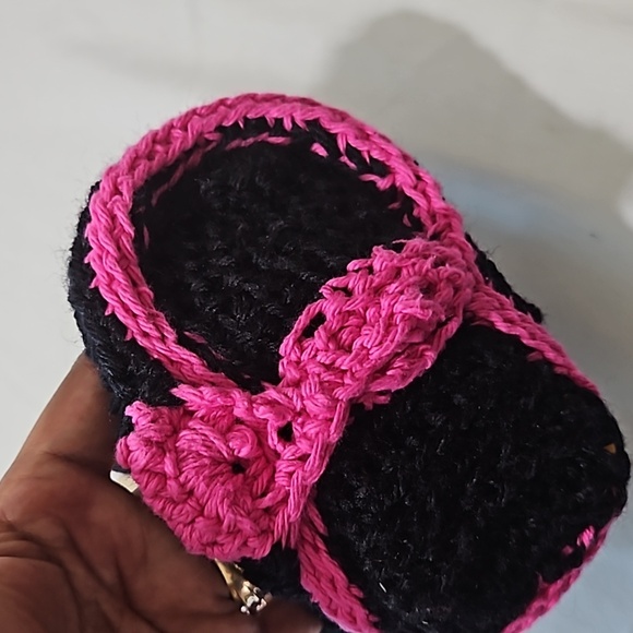 Hand Crafted Hand Knit Crochet Hand bag black & Barbie Pink Bow silhouette 6"x4" - Picture 16 of 17